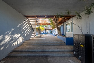 Windsor House in Manhattan Beach, CA - Foto de edificio - Building Photo
