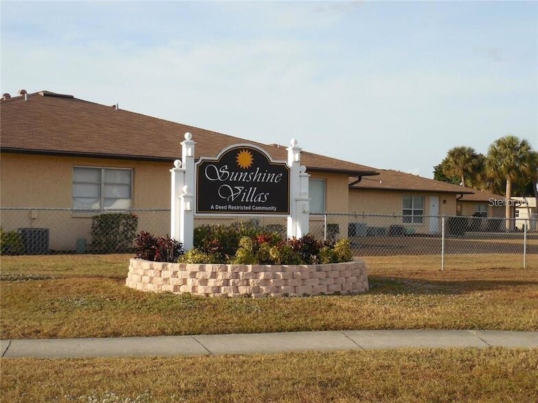 21150 Gertrude Ave, Unit 1-304 in Port Charlotte, FL - Building Photo