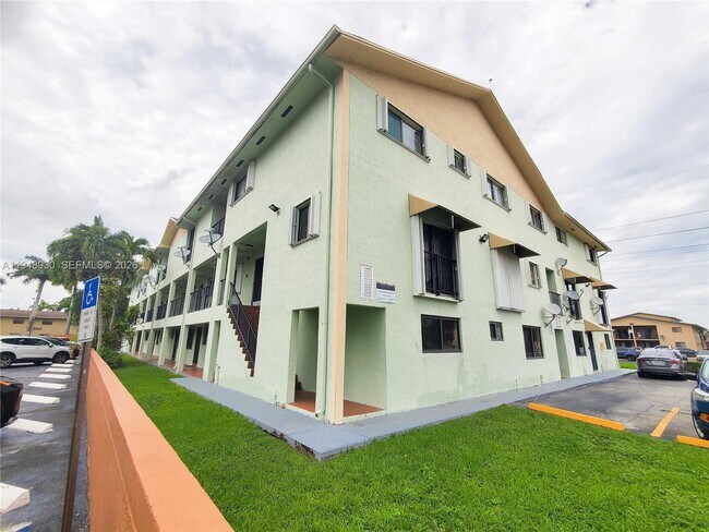 1519 W 42nd Pl in Hialeah, FL - Building Photo - Building Photo