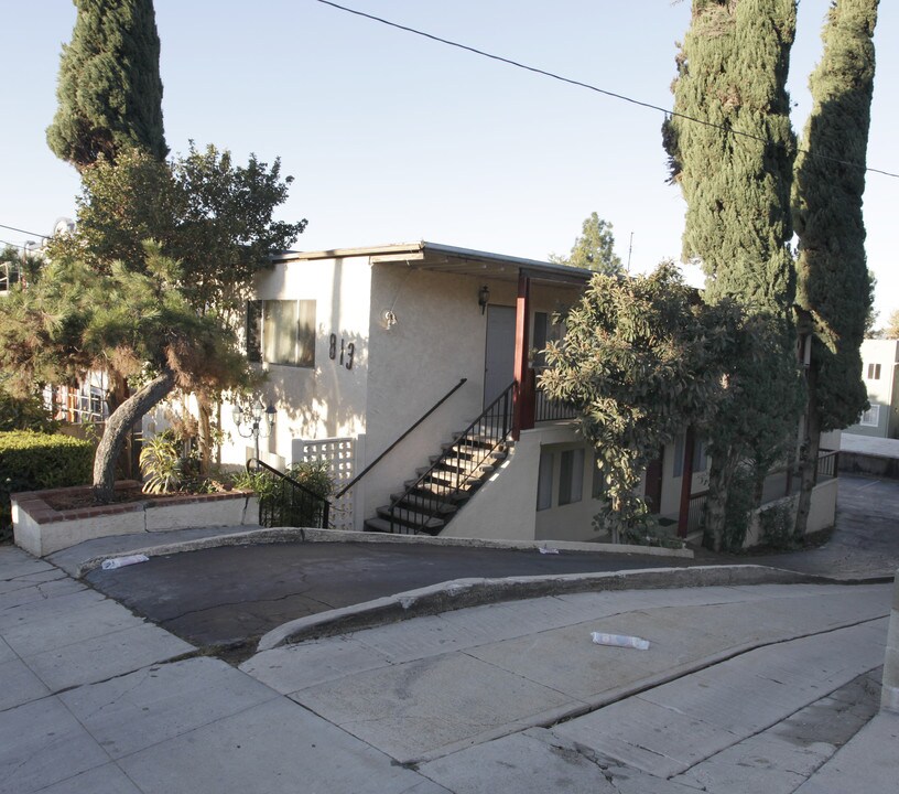 813 Lucile Ave in Los Angeles, CA - Building Photo