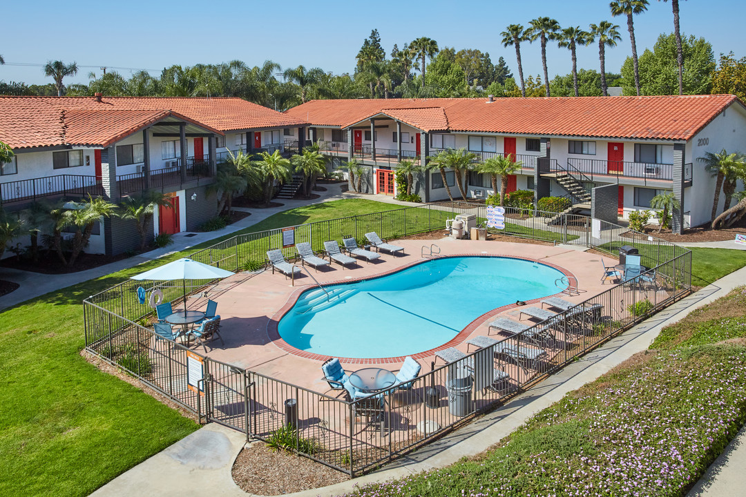 University Village Fullerton Student Living in Fullerton, CA - Foto de edificio