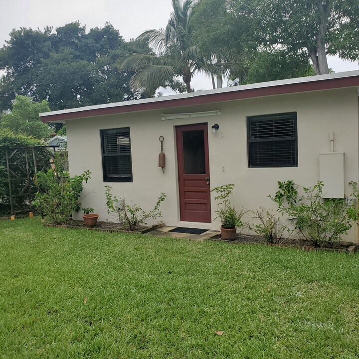 1548 NE 34th St in Oakland Park, FL - Building Photo
