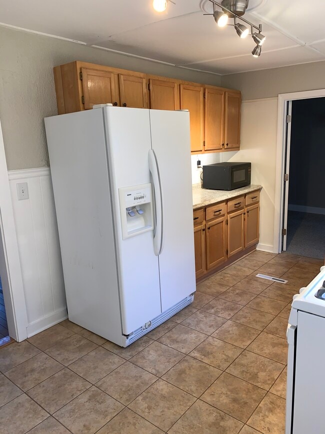 47 Sumner St, Unit 2 in North Attleboro, MA - Foto de edificio - Building Photo