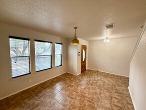 10611 Medio Creek in San Antonio, TX - Building Photo - Building Photo