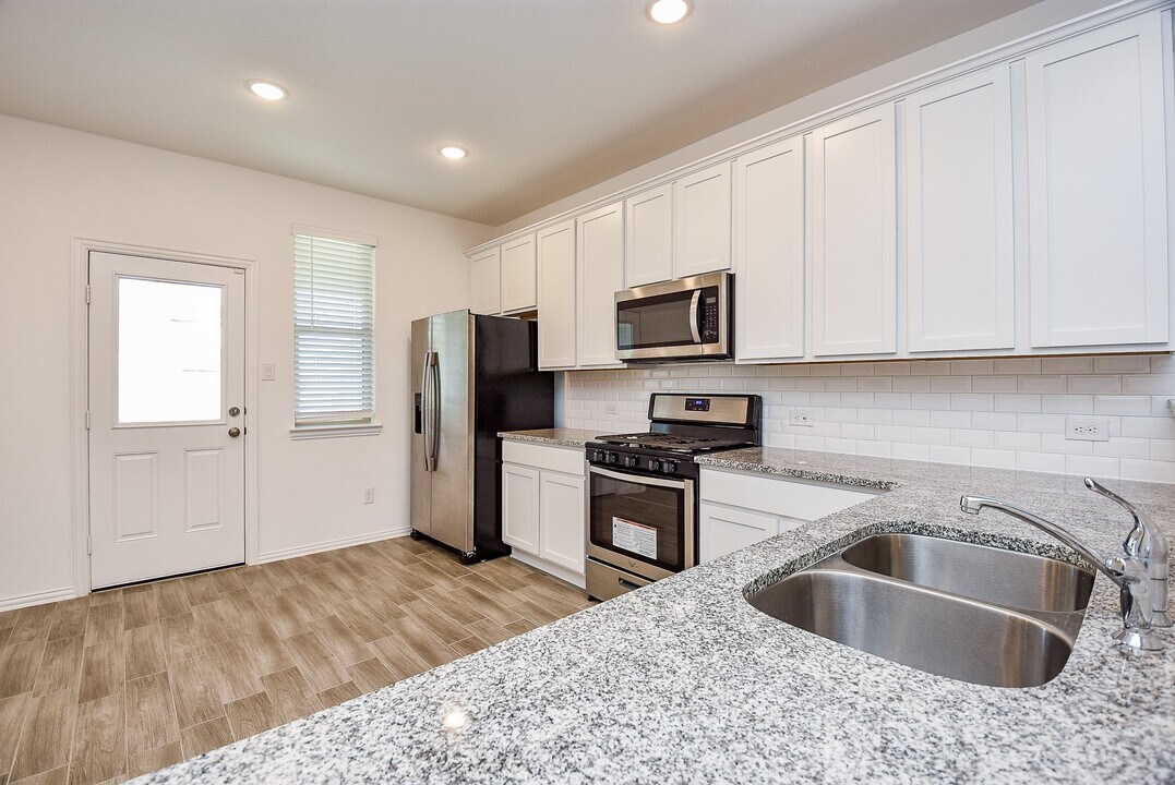 31326 Black Frst Xing in Fulshear, TX - Building Photo