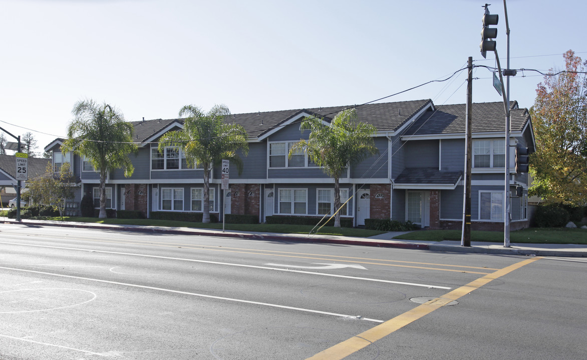 6482 Orange Ave in Cypress, CA - Foto de edificio