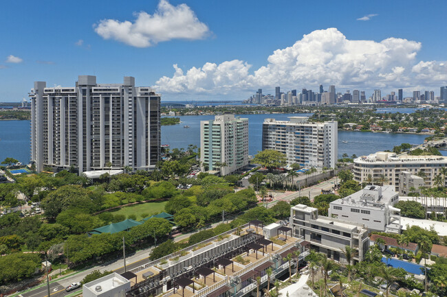 Island Terrace in Miami Beach, FL - Foto de edificio - Building Photo