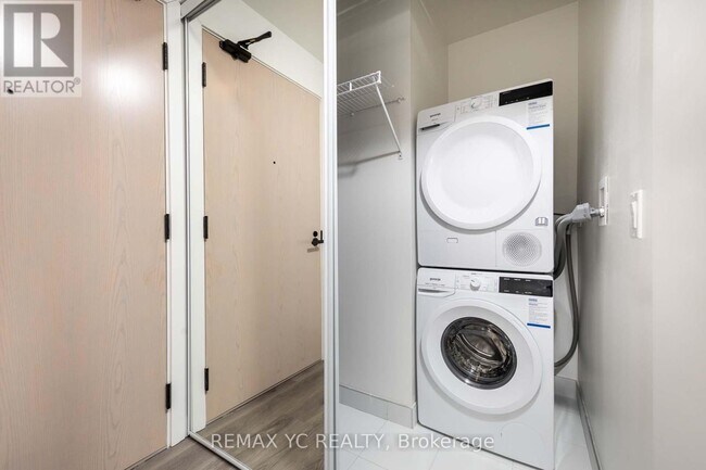 28 Interchange Wy in Vaughan, ON - Building Photo - Building Photo