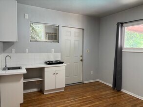 6327 Calvin Ave, Unit STUDIO in Tarzana, CA - Building Photo - Building Photo