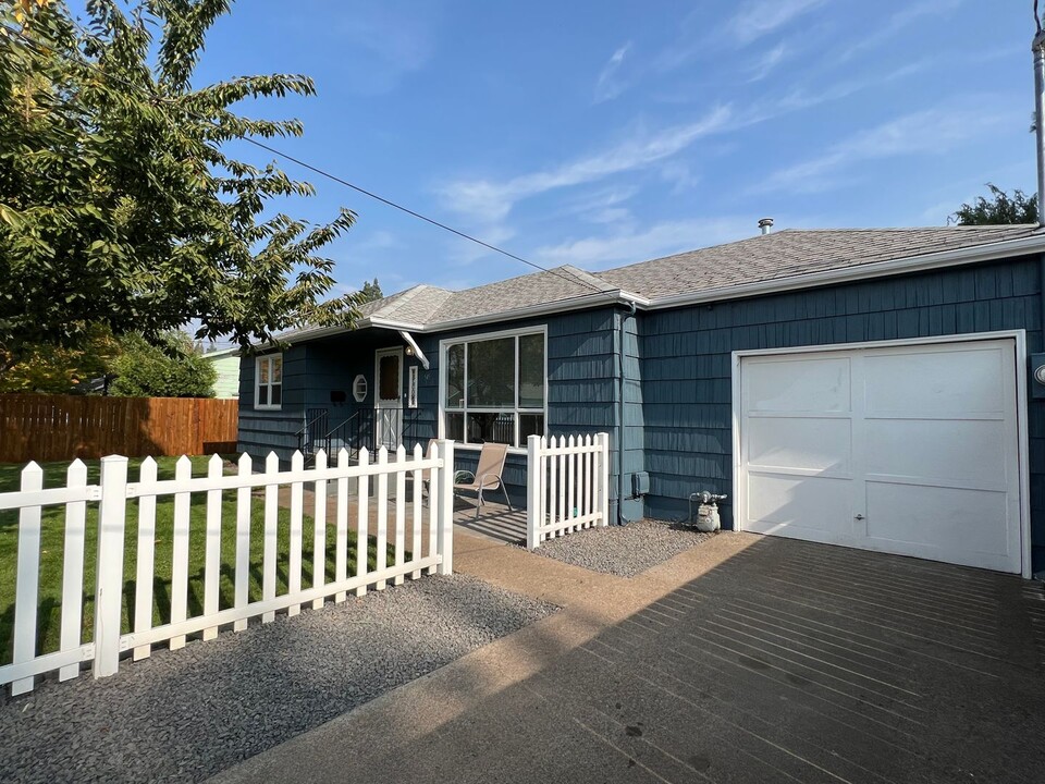 545 Berntzen Rd in Eugene, OR - Building Photo