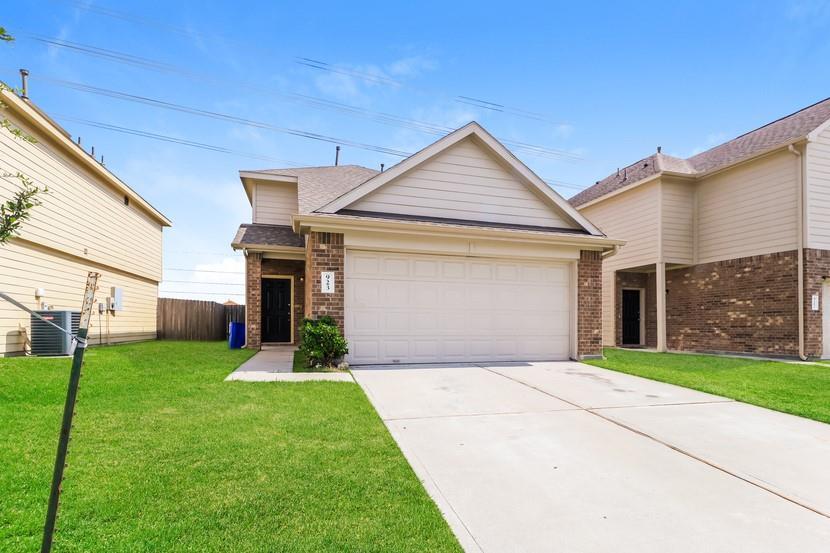 947 Imperial Bend Dr in Houston, TX - Building Photo