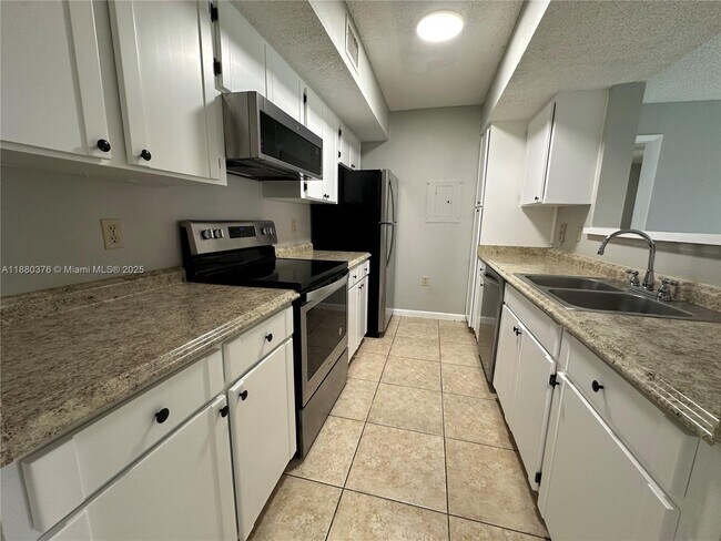 10500 SW 155th Ct in Miami, FL - Foto de edificio - Building Photo