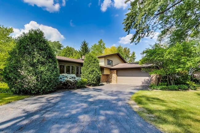 property at 2732 Kingston Dr