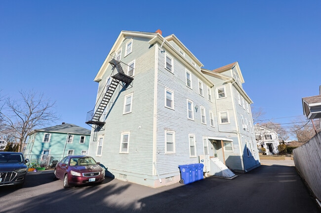 327 High St in Bristol, RI - Building Photo - Building Photo