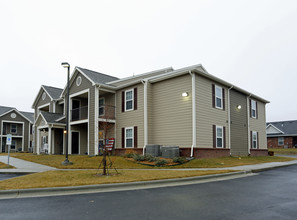 Churchill Apartments in Marshfield, MO - Building Photo - Building Photo