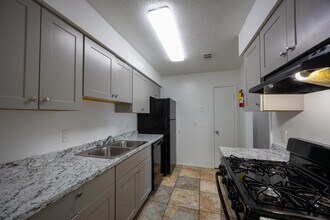 Peppertree Apartments in Atlanta, GA - Building Photo - Interior Photo