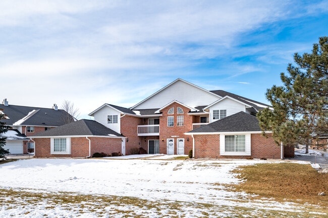Riverpark Meadows Apartments in Pewaukee, WI - Foto de edificio - Building Photo