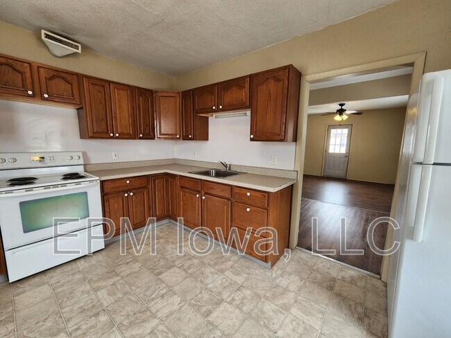 604 W Seerley Blvd in Cedar Falls, IA - Foto de edificio - Building Photo