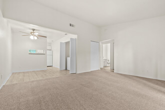 College Glen Apartments in Sacramento, CA - Building Photo - Interior Photo