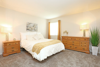 Maroa Park Apartments in Fresno, CA - Building Photo - Interior Photo