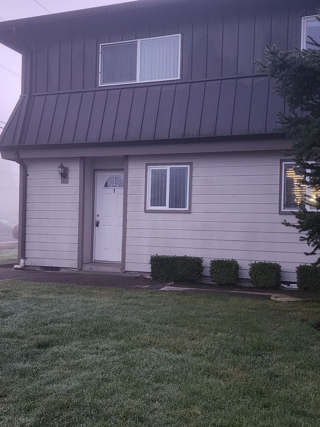 606 E Ninth St in Newberg, OR - Building Photo - Building Photo