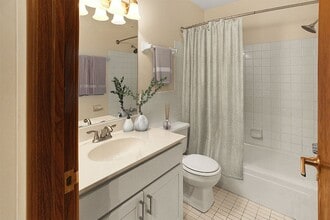 Grand Pre East Apartments in Little Canada, MN - Foto de edificio - Building Photo