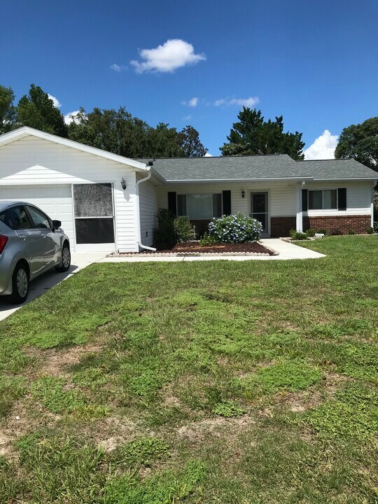9735 SE 176th St in Summerfield, FL - Foto de edificio