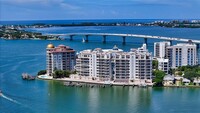 464 Golden Gate Point in Sarasota, FL - Foto de edificio - Building Photo