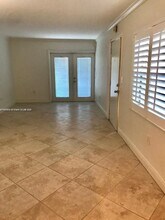 2545 S Bayshore Dr, Unit 208 in Miami, FL - Building Photo - Building Photo