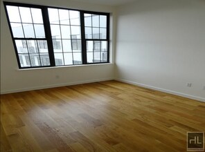 687 Driggs Ave in Brooklyn, NY - Foto de edificio - Building Photo