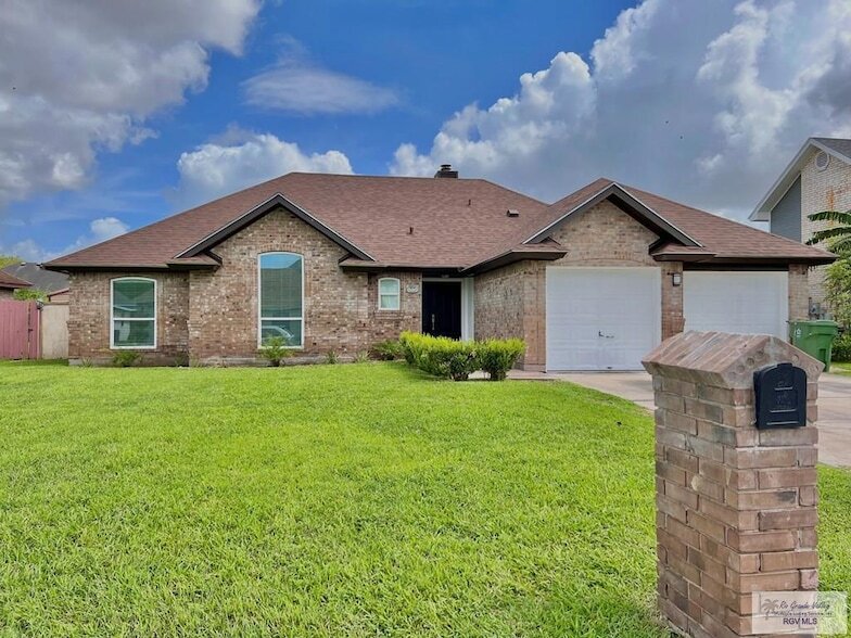 560 Geraldine Ln, Unit 1-521 in Brownsville, TX - Building Photo