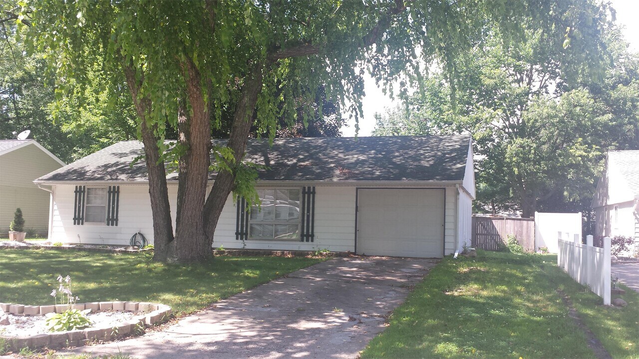 2702 W Daniel St in Champaign, IL - Building Photo