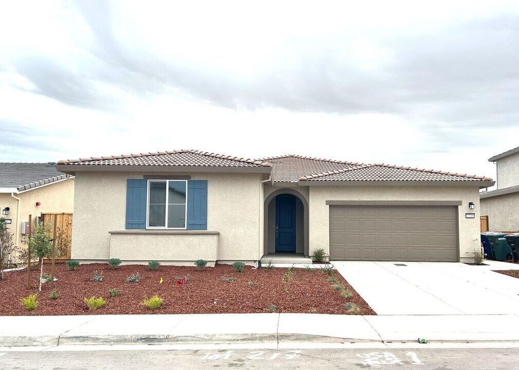 2216 Greenhorn Rd in Patterson, CA - Building Photo