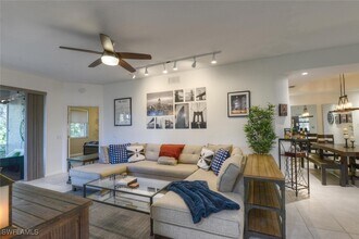 7103 Pond Cypress Ct in Naples, FL - Foto de edificio - Building Photo