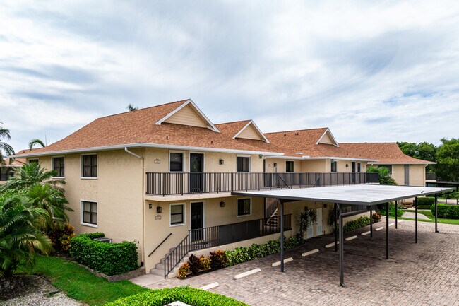 Bayside Villas in Naples, FL - Building Photo - Building Photo