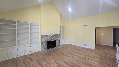 2112 Quincy Ct in Mequon, WI - Building Photo - Building Photo