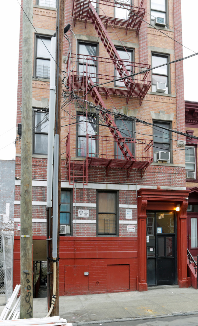 236 E 197th St in Bronx, NY - Foto de edificio - Building Photo