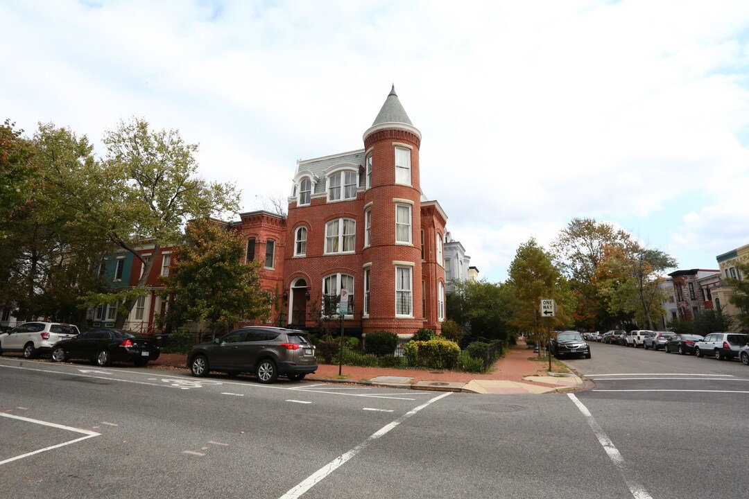 30 6th St Se in Washington, DC - Building Photo