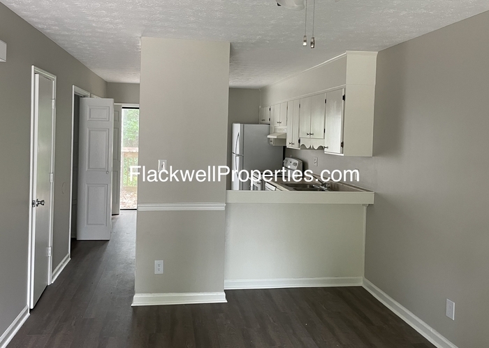 5157 Spring St in Flowery Branch, GA - Foto de edificio