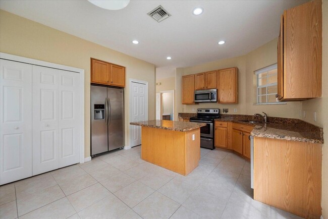 8023 Murano Cir in Palm Beach Gardens, FL - Building Photo - Building Photo