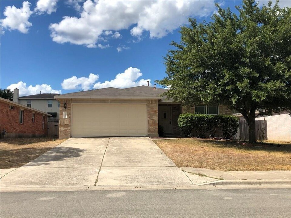 126 Salado Dr in Kyle, TX - Building Photo