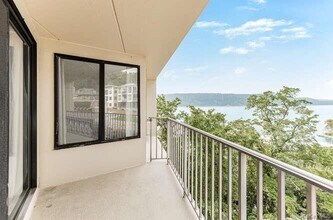 1155 Warburton Ave, Unit 2V in Yonkers, NY - Building Photo - Building Photo