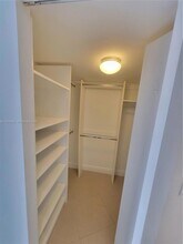 3301 N Country Club Dr, Unit 811 in Aventura, FL - Building Photo - Building Photo