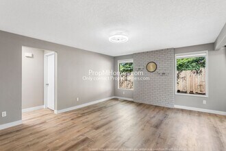 1591 SE Oak Grove Blvd in Portland, OR - Building Photo - Building Photo