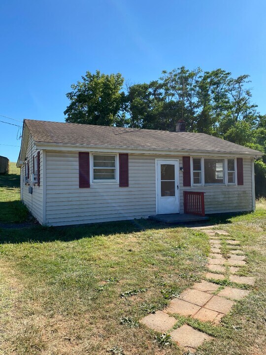 1062 Fiddler Creek Rd in Bedford, VA - Building Photo