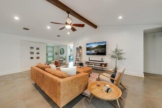 9012 Texas Oaks Dr in Austin, TX - Building Photo - Building Photo