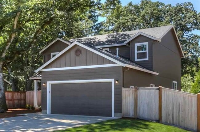 926 NE Oakmont Loop in Albany, OR - Building Photo - Building Photo