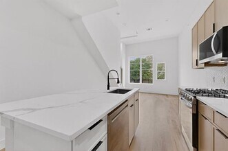 2080 Kelly Ave in Dallas, TX - Building Photo - Building Photo