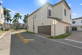 8367 Central Park Blvd in Doral, FL - Building Photo - Building Photo