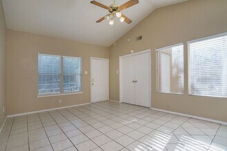 10328 Chelmsford Dr in Dallas, TX - Building Photo - Building Photo